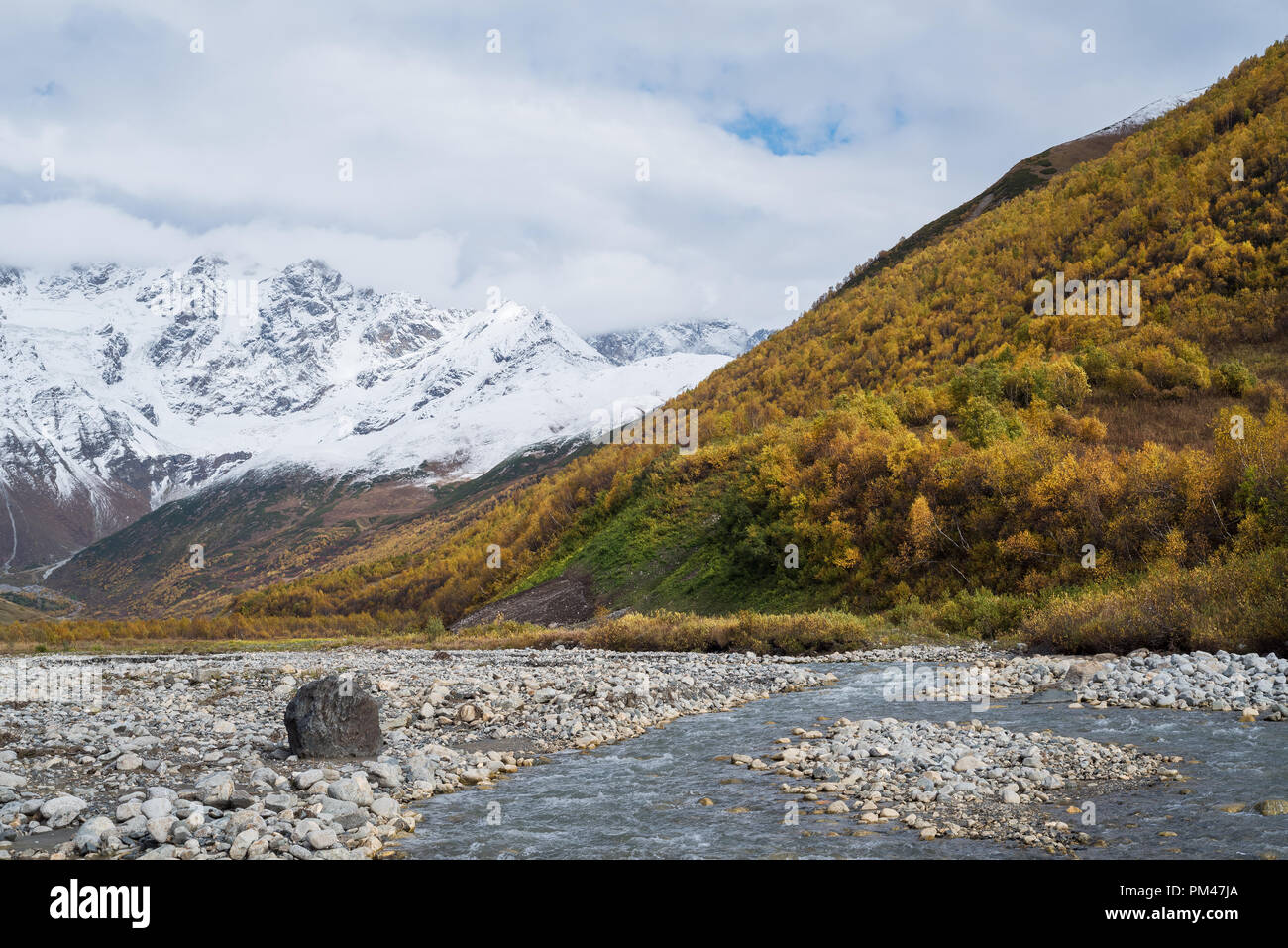 Zemo Svaneti autunno. Fiume Enguri e Shhara mountain, Georgia. Paesaggio con principale crinale caucasico Foto Stock