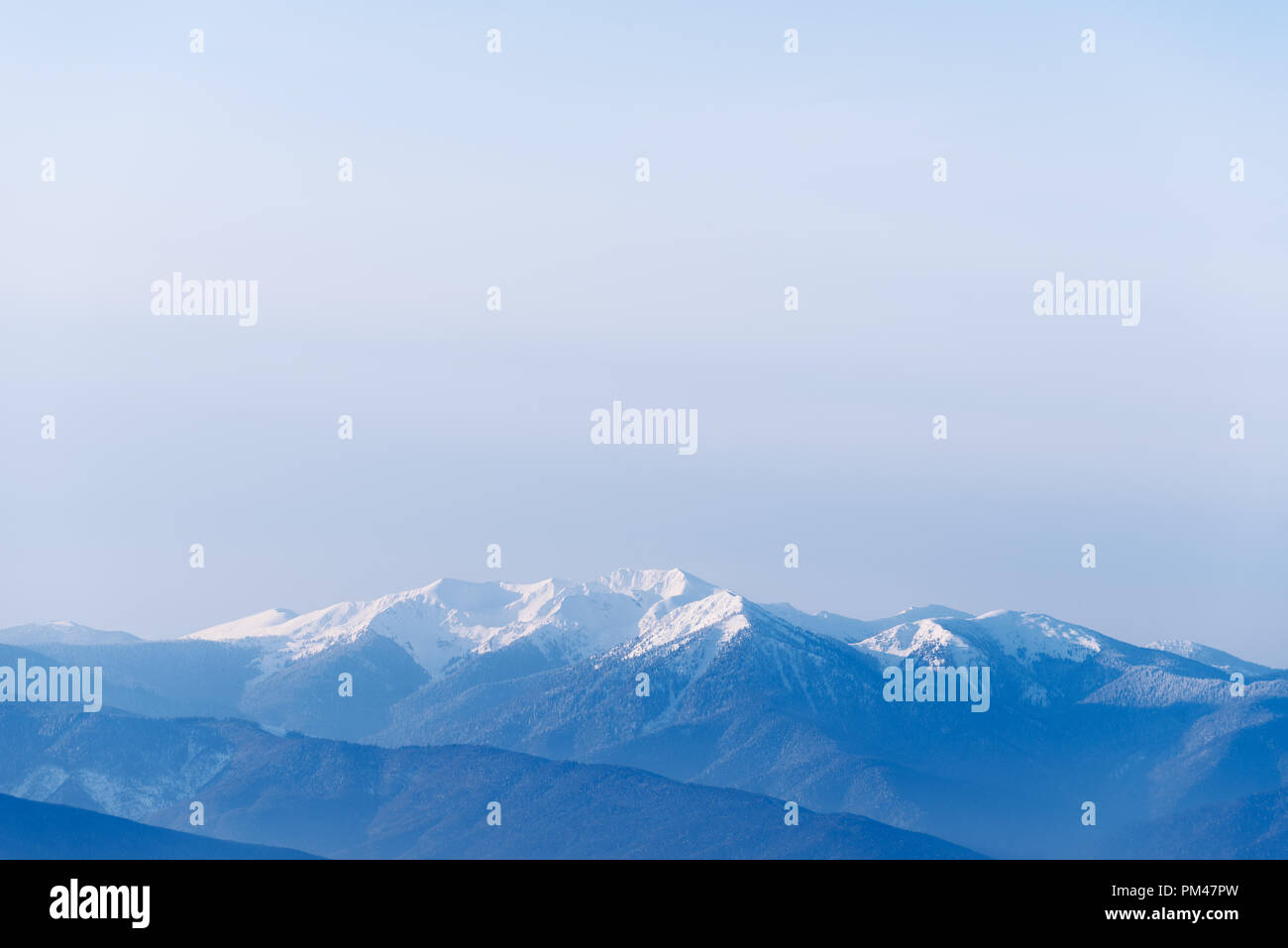 Vista dei picchi di montagna nella neve. Paesaggio invernale con spazio di copia Foto Stock