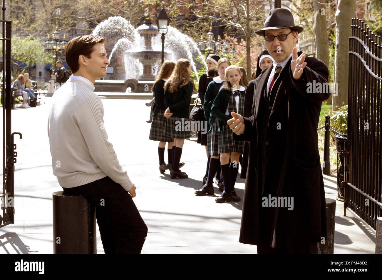 Spider-Man 2 Tobey Maguire (l) e il regista Sam Raimi © 2004 Columbia / Sony Pictures Foto Stock