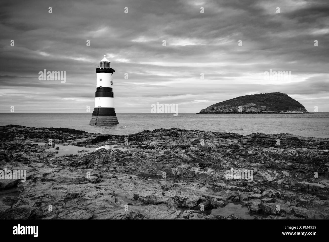 Fotografia in bianco e nero del faro nei pressi di Puffin island in Galles Foto Stock