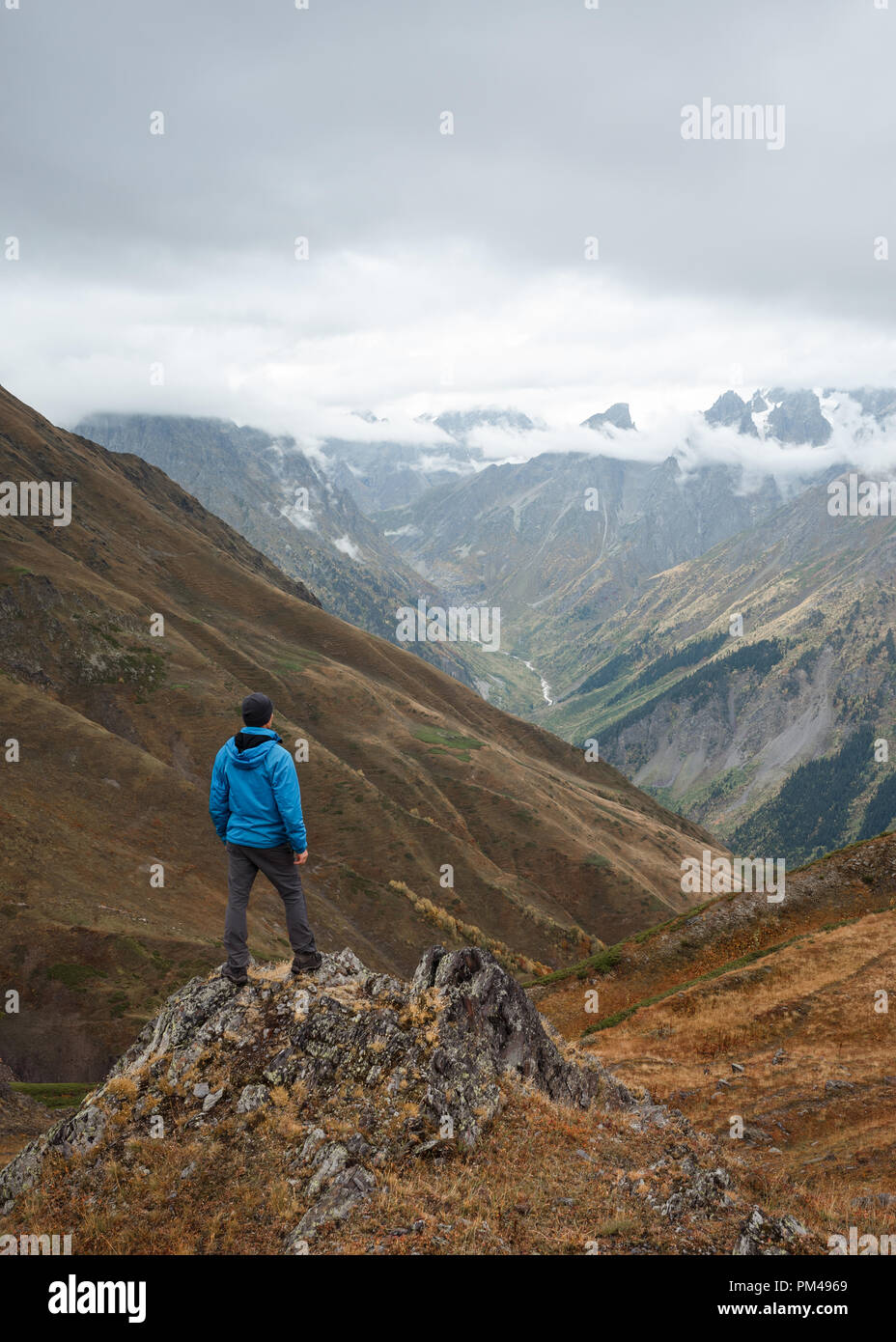 Turista gode della vista delle montagne. Ragazzo su un trekking nelle montagne del Caucaso. Ubicazione Vicino Koruldi laghi. Samegrelo-zemo svaneti, Georgia Foto Stock