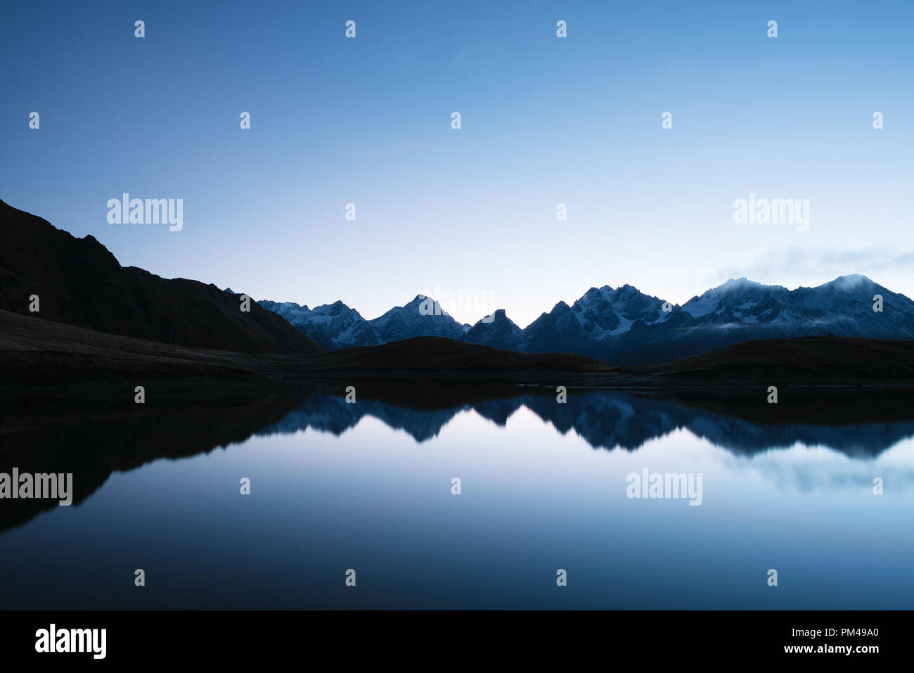 Lago di montagna Koruldi. Paesaggio di mattina con cielo limpido e riflesso nell'acqua. Principale crinale caucasico. Samegrelo-zemo Svaneti, Georgia Foto Stock