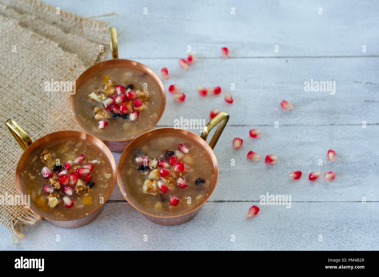 Di Noè pudding in recipiente di rame. La frutta secca e i legumi e i cereali sono fatte con il grano e lo zucchero. Essa è decorata con noci, frutta secca e pomeg Foto Stock
