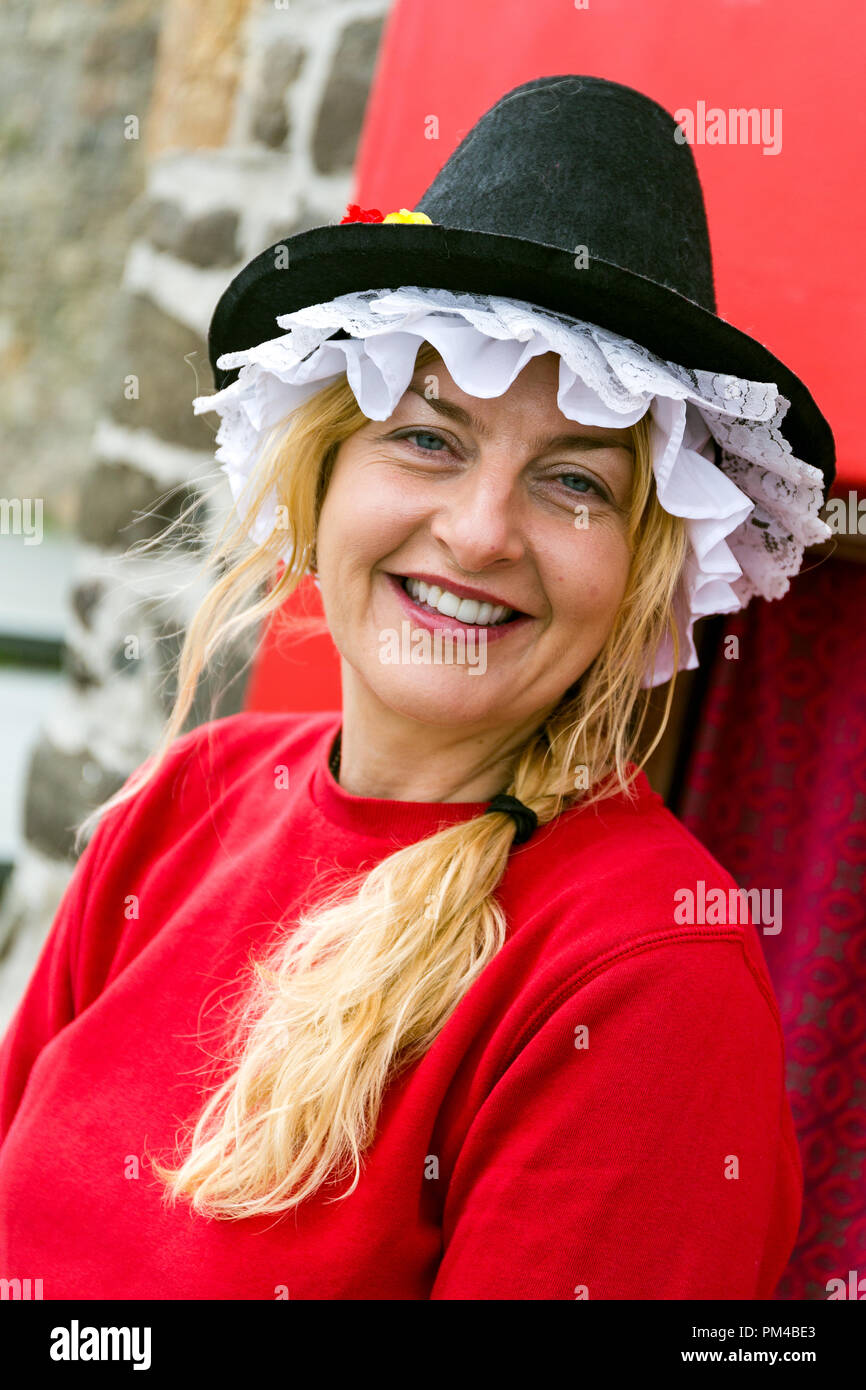 Conwy, felice guardando la donna nel tradizionale costume gallese, Wales, Regno Unito Foto Stock