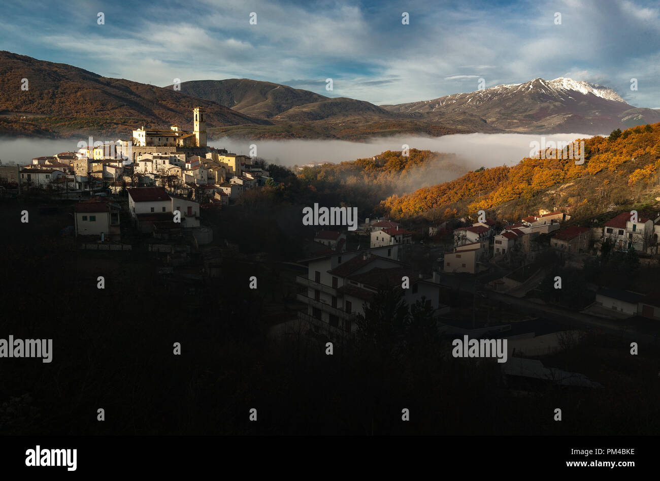 Le nebbie autunnali coprono la valle del subequana. L'antico borgo di Goriano Sicoli è illuminato dalla prima luce dell'alba. Goriano Sicoli, Abruzzo Foto Stock