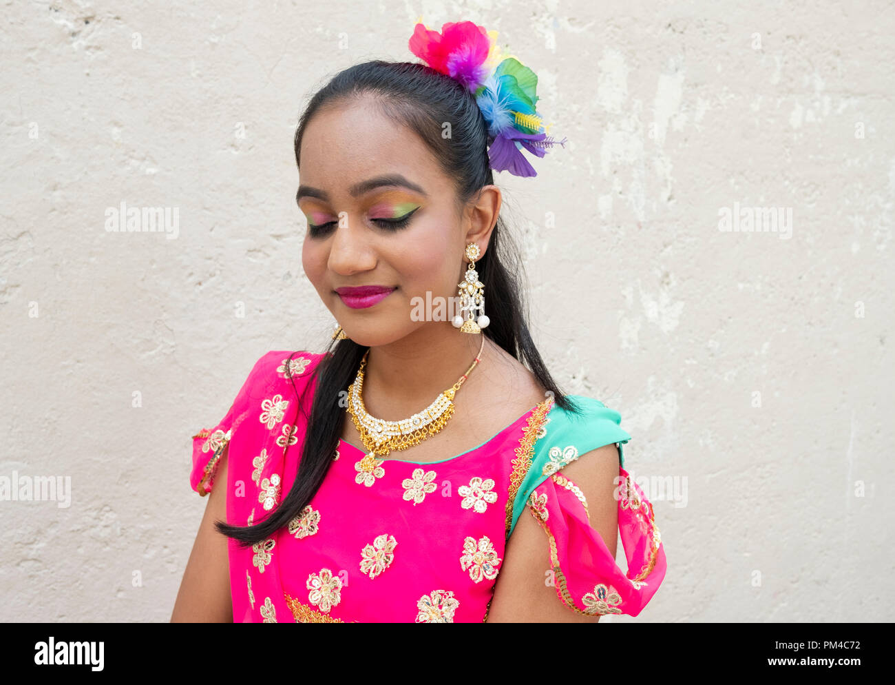 Primo piano di una graziosa adolescente indù in un costume da ballo mostrando il suo colorato multi-tone eyeliner. In occasione dell'annuale Queens il cancro a piedi in Richmond Hill Foto Stock