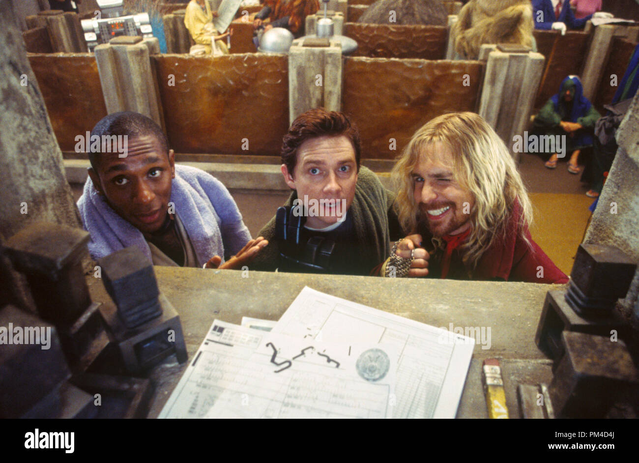 Film still da 'La guida del hitchhiker alla galassia' Mos Def, Martin Freeman, Sam Rockwell 2005 Photo credit: Laurie Sparham Foto Stock