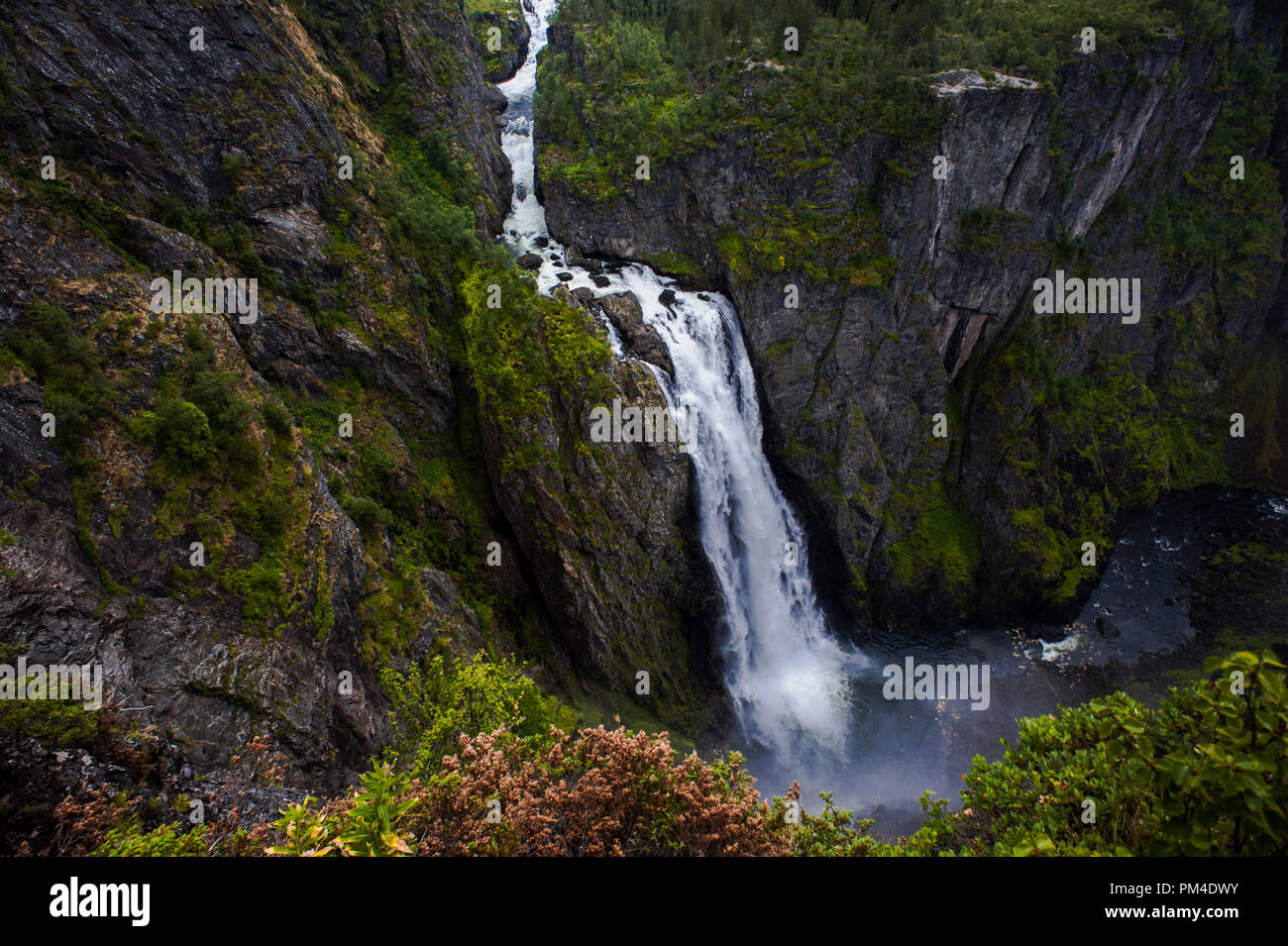 Rientra nelle montagne della Norvegia in condizioni di tempo piovoso. Foto Stock