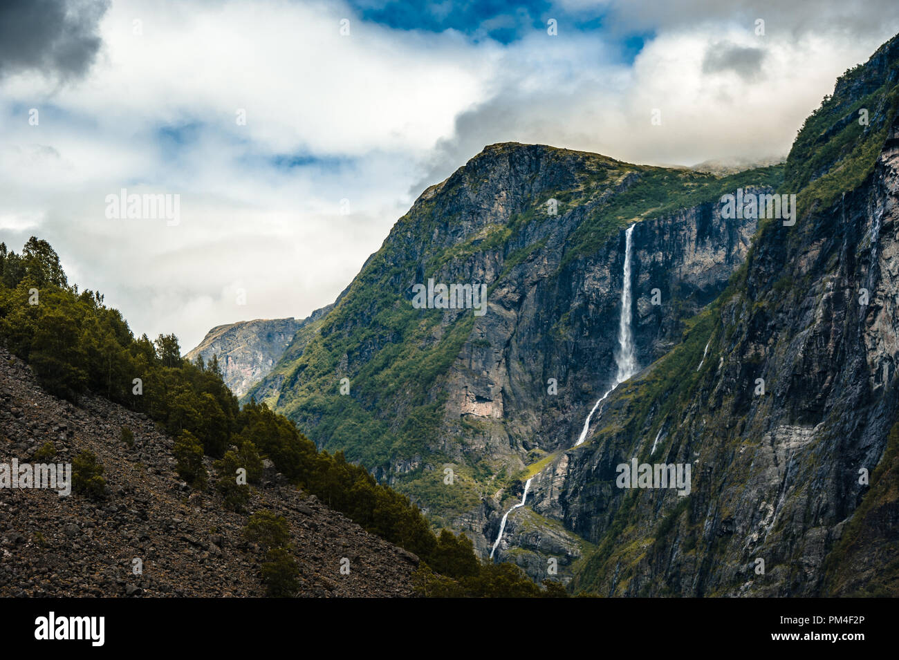 Rientra nelle montagne della Norvegia in condizioni di tempo piovoso. Foto Stock