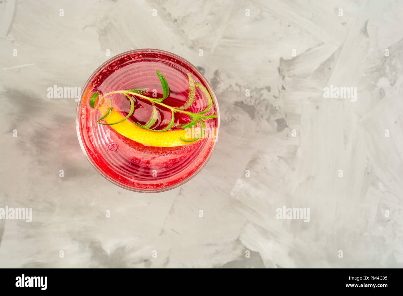 Pompelmo limonata. Bicchiere di detox bere acqua con succo di pompelmo, rametti di rosmarino e il ghiaccio. Concetto di ricetta, cocktail. Vista dall'alto. Foto Stock