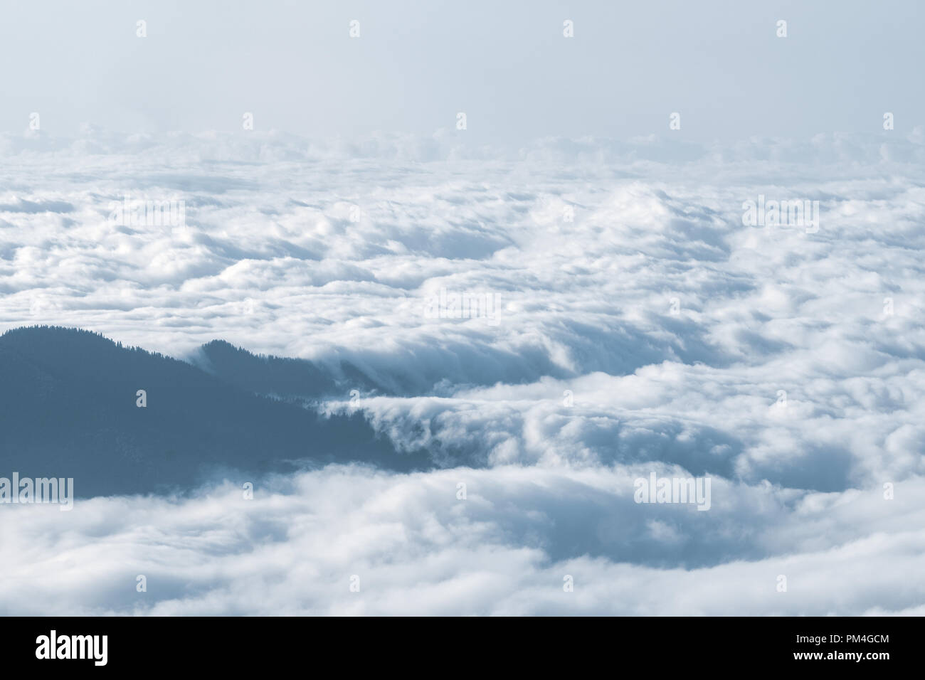Bella vista aerea con le montagne e nuvole bianche Foto Stock