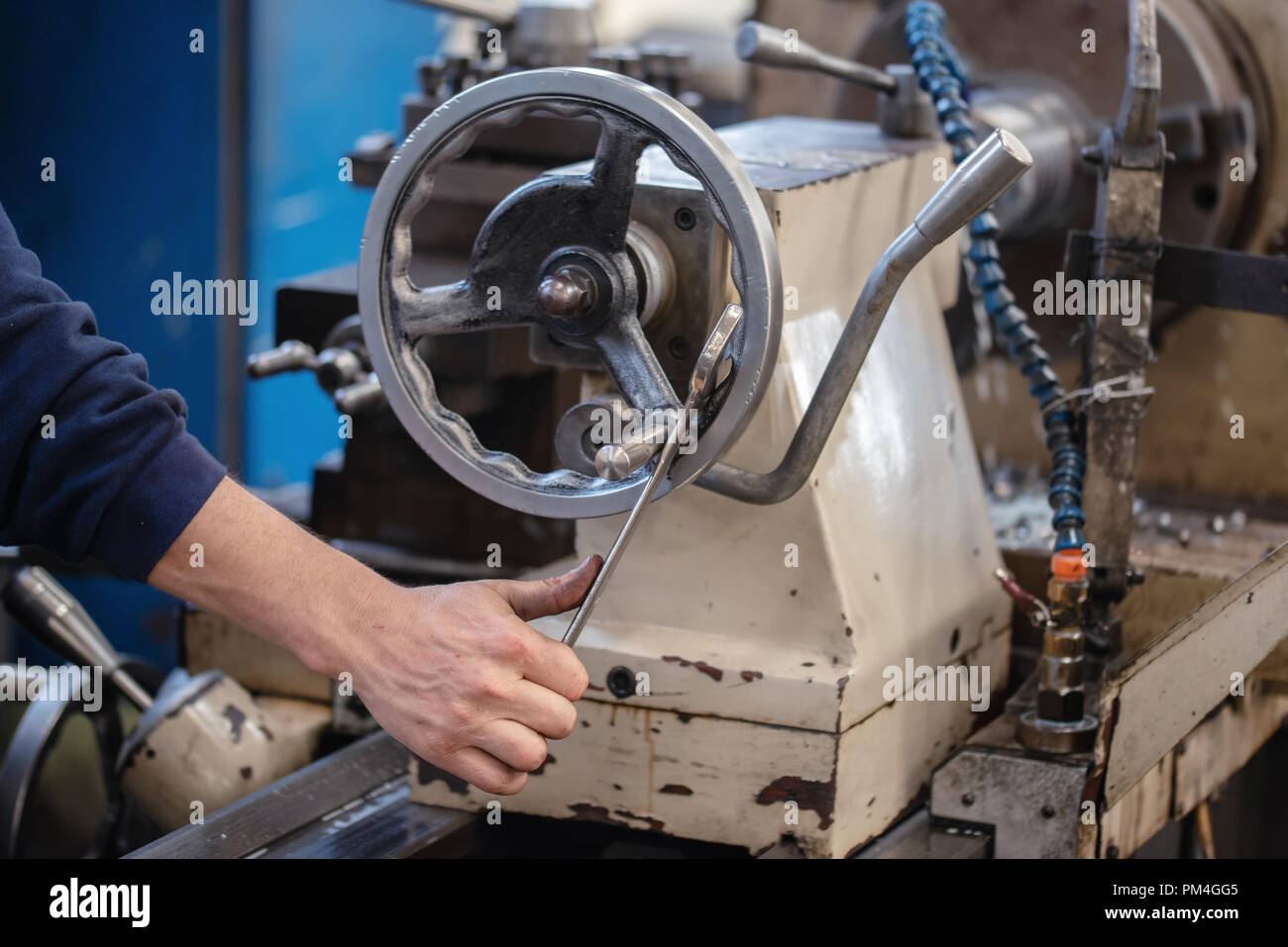 Artigiano di girare la valvola di macchina in fabbrica. Foto Stock