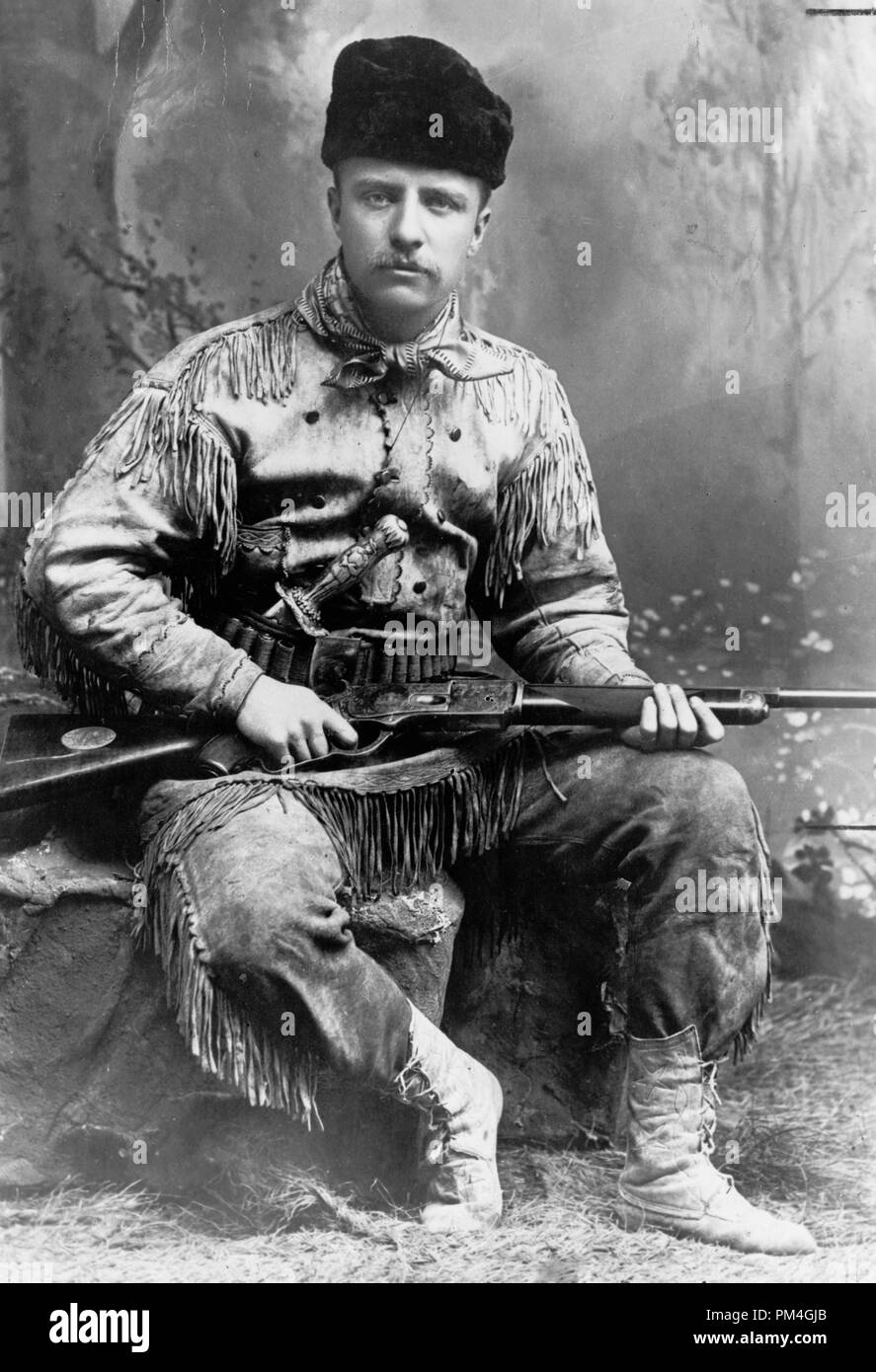 Theodore Roosevelt, piena lunghezza verticale, rivolto verso la parte anteriore, a cervo pelle tuta di caccia, fucile in mano, 1885. Riferimento al file # 1003 031THA Foto Stock