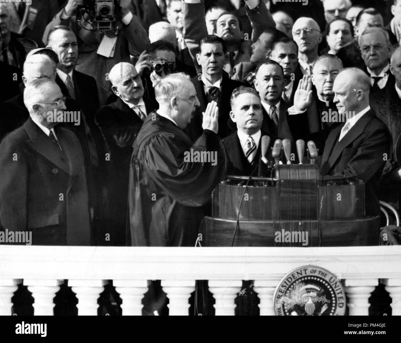 Chief Justice Frederick Vinson somministrare il giuramento a Dwight D. Eisenhower sul portico est degli Stati Uniti Capitol, Gennaio 20, 1953 Come Harry Truman guarda a. Riferimento al file # 1003 034THA Foto Stock