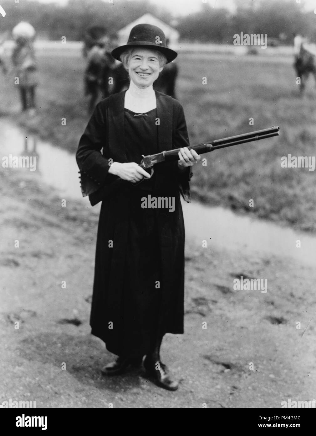 Annie Oakley, con la pistola in Buffalo Bill ha dato, 1922. Riferimento al file # 1003 060THA Foto Stock