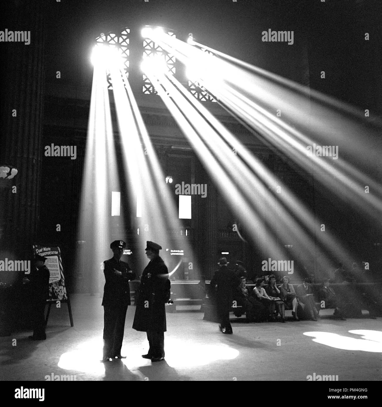 Nella sala di attesa della Stazione Union, Chicago, IL. 1943 Riferimento File # 1003 073THA Foto Stock
