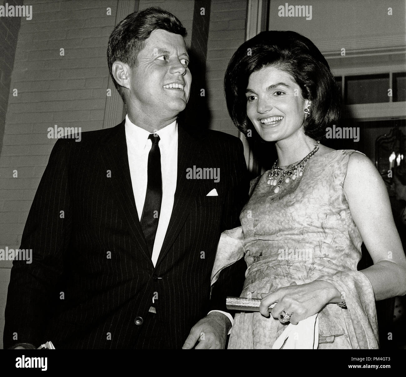 Il presidente John F. Kennedy con la First Lady Jacqueline Bouvier Kennedy, 1963. (Foto per gentile concessione della Biblioteca JFK) Riferimento File # 1003 104THA Foto Stock