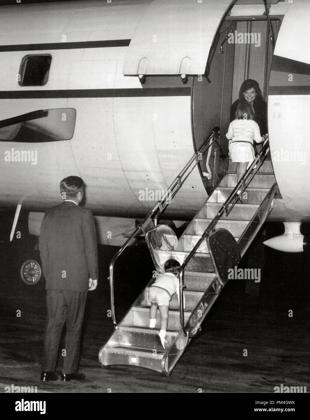 Il presidente Kennedy e i suoi bambini salutare la First Lady Jacqueline Bouvier Kennedy su un aereo, Ottobre 17, 1963. (Foto NARA) Riferimento File # 1003 122THA Foto Stock