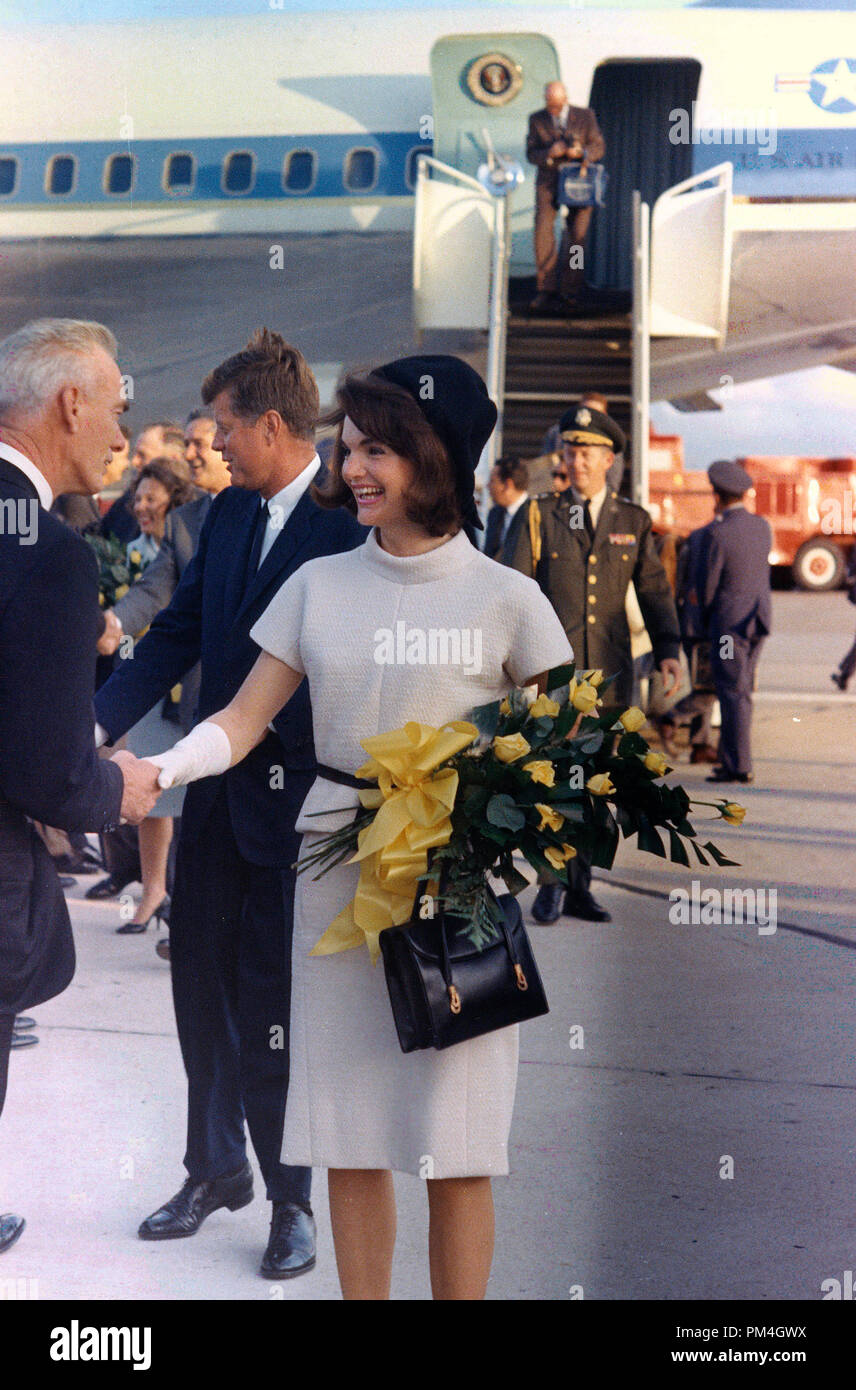 Jacqueline Bouvier Kennedy arriva a San Antonio Texas Ottobre 21, 1963. (Foto per gentile concessione della Biblioteca JFK) Riferimento File # 1003 125THA Foto Stock