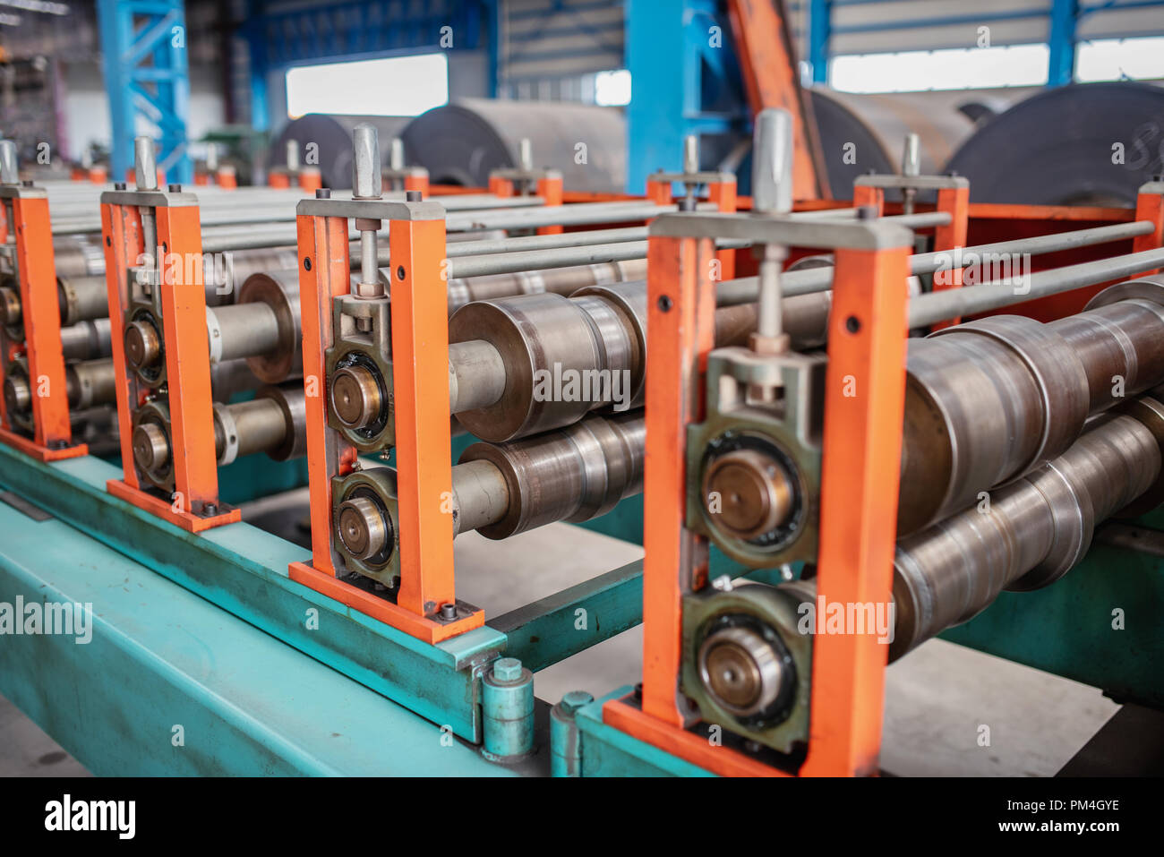 Enormi macchinari in fabbrica per la produzione di opere in metallo. Foto Stock