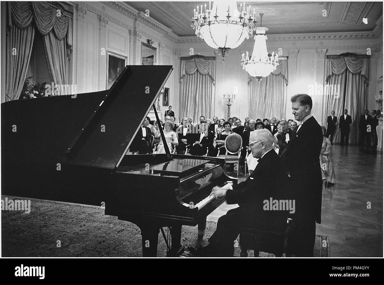 La cena in onore del Presidente Truman. Il Presidente Truman, Eugene Elenco Bess Truman, il presidente Kennedy, la sig.ra Kennedy, Vice Presidente Johnson, la sig.ra Johnson, altri. Casa Bianca, East stanza. 1 novembre 1961 Riferimento File # 1003 154THA Foto Stock