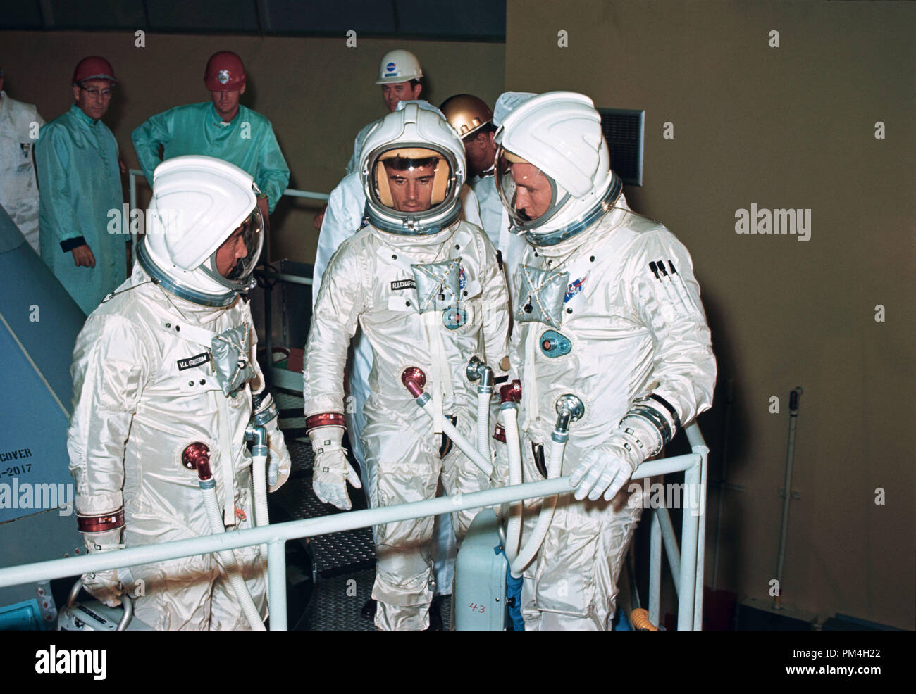 (Agosto 1966) --- i tre membri di equipaggio per la Apollo-Saturn 204 (come-204) Missione check out lettino installazione su Apollo modulo di comando (CM) a nord americano è Downey facility. Da sinistra a destra nel loro spazio pressurizzato tute sono gli astronauti Virgil I. Grissom, Roger B. Chaffee e Edward H. White II. Nota dell'editore: i tre astronauti morti in un incendio sulla rampa di lancio, Gennaio 27, 1967. Riferimento al file # 1003 185THA Foto Stock