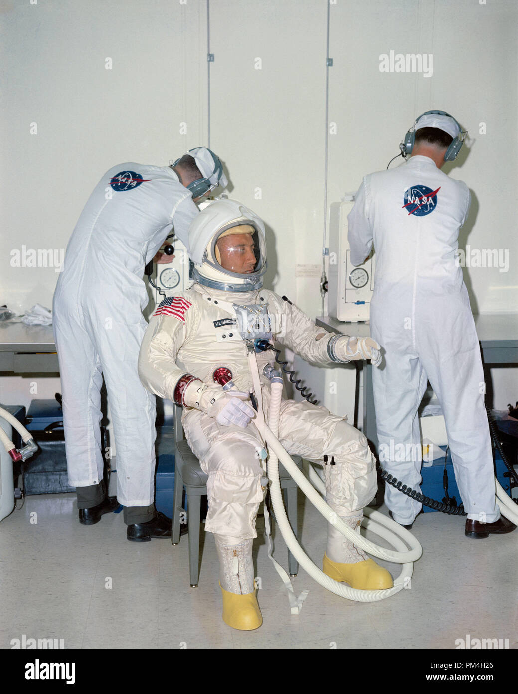 (1966) --- tuta la NASA tecnici assistono astronauta Virgil I. Grissom durante le operazioni di adattamento prima di prove presso il Kennedy Space Center. Riferimento al file # 1003 188 THA Foto Stock