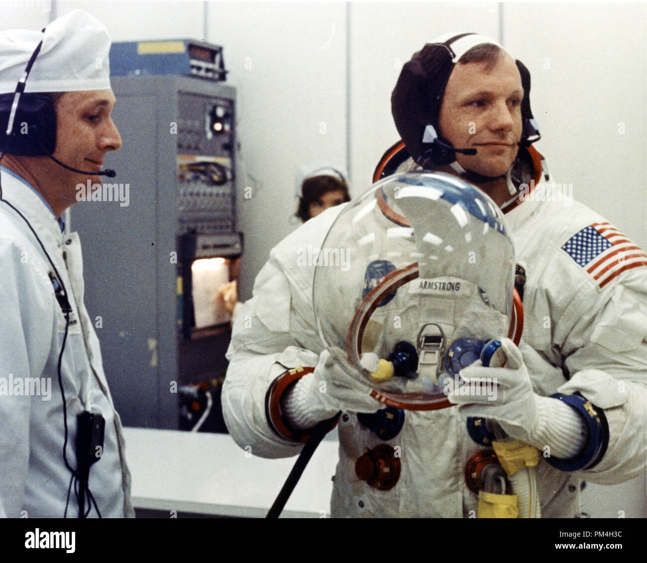 Apollo 11 comandante Neil Armstrong si prepara a mettere sul suo casco con  l'assistenza di una tuta spaziale tecnico durante le operazioni di  adattamento di veicoli spaziali con equipaggio Operations Building (MSOB)