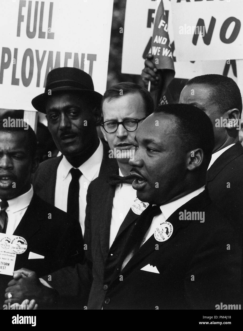 Il dott. Martin Luther King Jr., Presidente della Southern Christian Leadership Conference e Mathew Ahmann, Direttore Esecutivo del National Catholic Conference per Interrracial giustizia, in una folla durante i diritti civili marzo su Washington, D.C. Agosto 28, 1963 Riferimento File # 1003 463THA Foto Stock