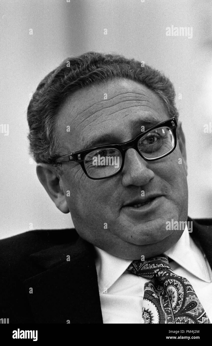 Alla casa bianca a Washington DC, Henry A. Kissinger è seduto durante una riunione in ufficio ovale, Gennaio 18, 1975 Riferimento File # 1003 487THA Foto Stock