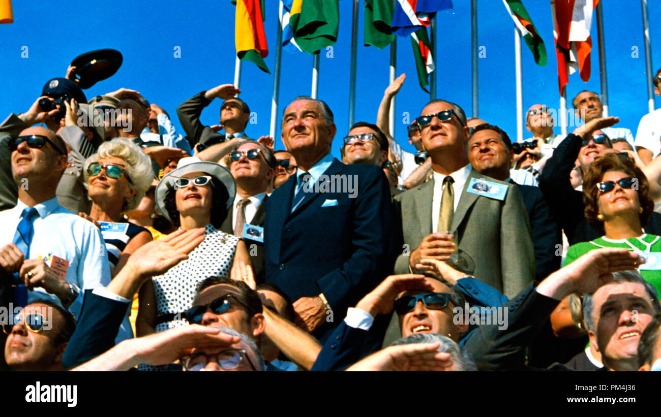 Vice Presidente Spiro Agnew e ex Presidente Lyndon B. Johnson visualizza il sollevamento verticale di Apollo 11 dal tampone 39a al Kennedy Space Center a 9:32 AM EDT sulla luglio 16, 1969. Credito: NASA/Apollo 11 Riferimento File # 1003 494THA Foto Stock