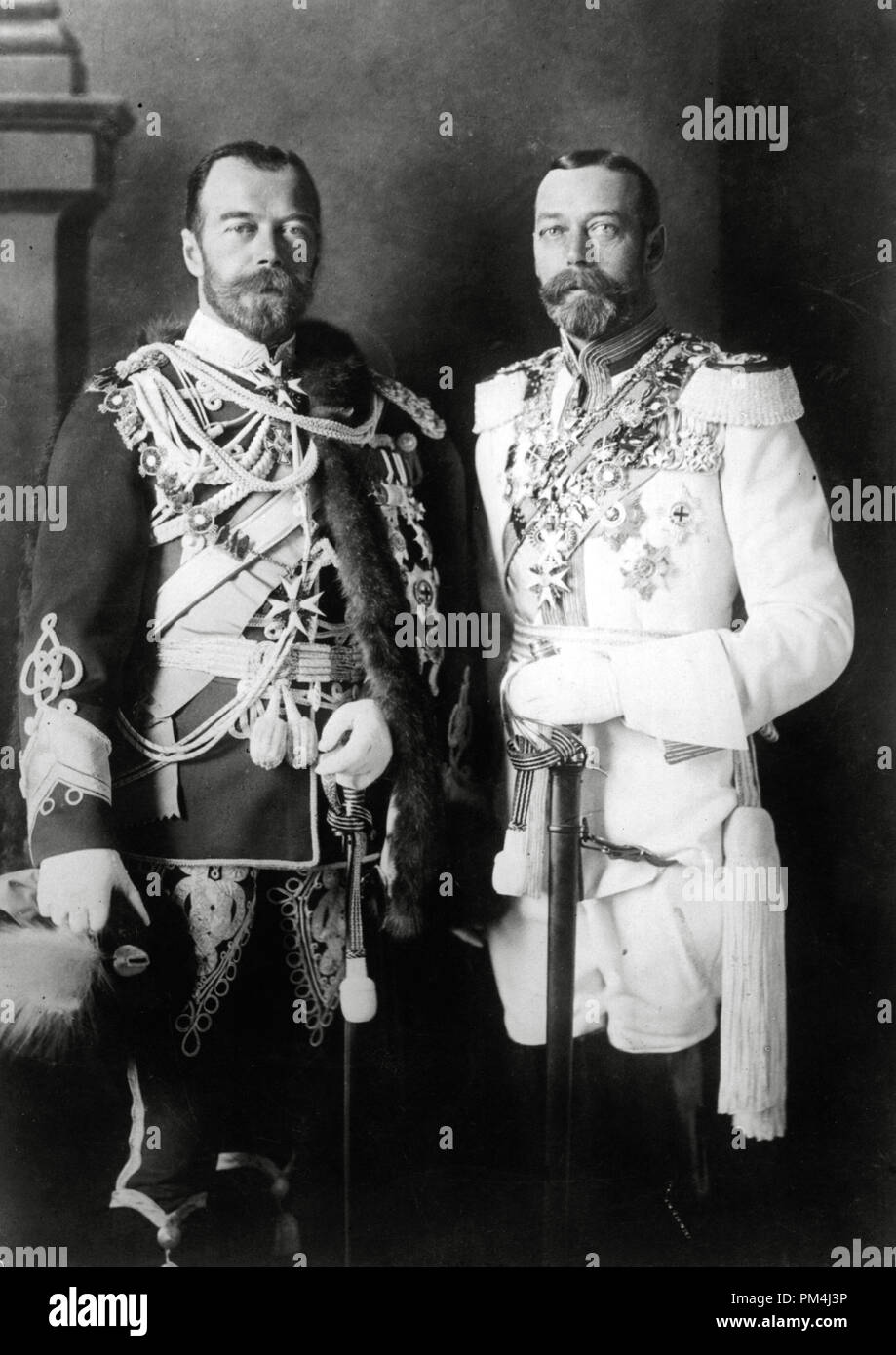 Csar Nicola II di Russia con i suoi fisicamente simile cugino, Re Giorgio V del Regno Unito (a destra), in tedesco uniformi militari a Berlino prima della guerra, 1913 Riferimento File # 1003 500THA Foto Stock