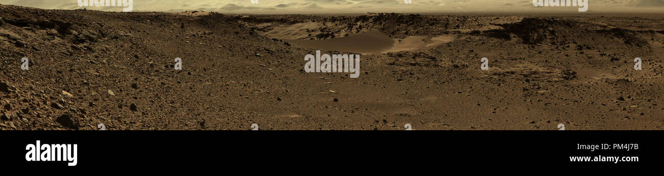 Questa scena combina immagini prese da sinistra a occhio della fotocamera La fotocamera del montante (Mastcam) strumento su NASA Curiosità Mars rover durante la si fece buio, Mars locale tempo solare della missione 526th giorno Martian, o sol (GEN. 28, 2014). La duna di sabbia nella parte superiore al centro dell'immagine occupa uno spazio, chiamato 'Dingo Gap,' tra due brevi scarps. La duna è di circa 3 metri (1 metro) alta. Il bordo più vicino della è di circa 115 piedi (35 metri) lontano dal rover della posizione quando il componente immagini sono state adottate solo dopo un sol 526 unità del 49 piedi (15 metri). Riferimento al file # 1003 582THA Foto Stock