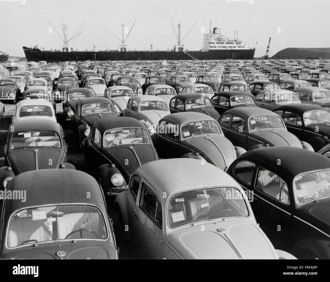1,527 Volkswagens dalla Germania sono scaricati presso il canale della nave. Non carichi alla rinfusa, come veicoli, utilizzati in comune le importazioni attraverso il porto di Toronto, Canada. Aprile 18, 1966 Riferimento File # 1003 606THA Foto Stock