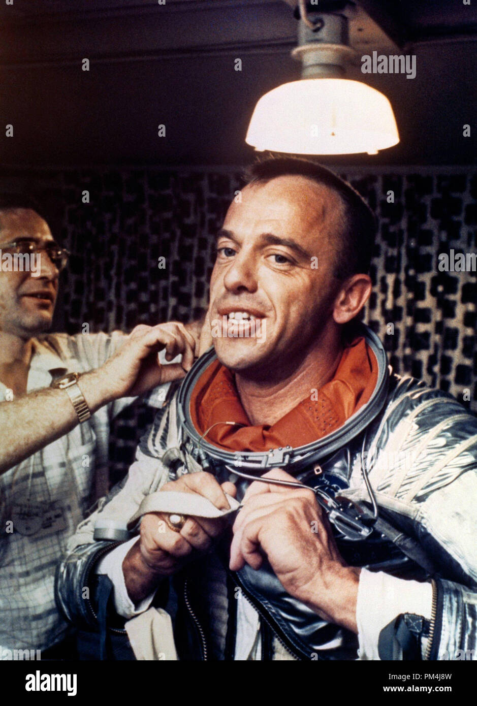 Alan B.Shepard, America del primo uomo nello spazio, mette sulla sua Navy Mark IV spacesuit, 5 maggio 1961 Riferimento File # 1003 608THA Foto Stock