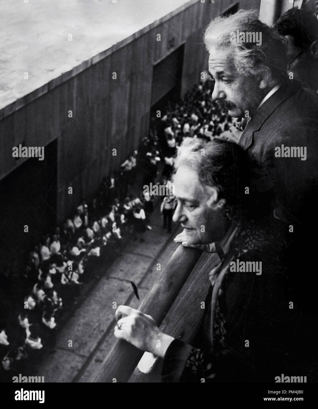 Tedesco-nato fisico teorico Albert Einstein e sua moglie Elsa Einstein, sul Red Star Ocean Liner S.S. Belganland, 1930 Riferimento File # 1003 646 THA Foto Stock