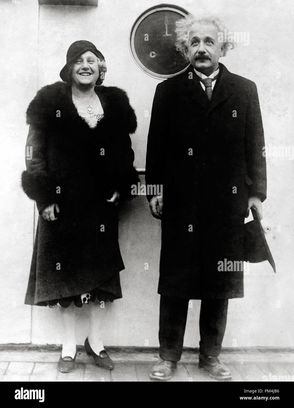 Tedesco-nato fisico teorico Albert Einstein e sua moglie Elsa Einstein, sul Red Star Ocean Liner S.S. Belganland, 1930 Riferimento File # 1003 648THA Foto Stock