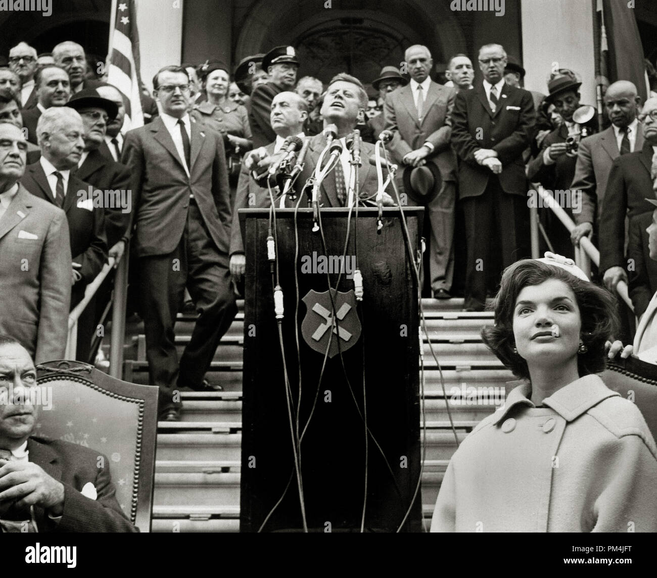Il senatore John Fitzgerald Kennedy sui gradini della City Hall di New York City durante la sua campagna presidenziale. Nella foto compare anche il sindaco Lindsay Wagner (in basso a sinistra) e Jacqueline Kennedy (in basso a destra), ottobre 1960. Riferimento al file # 1003 714THA Foto Stock