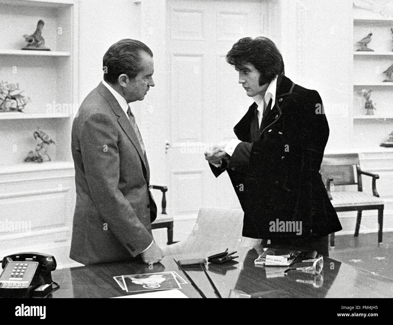 Elvis Presley mostra il presidente Richard Nixon i suoi gemelli il 21 dicembre 1970 presso la Casa Bianca. Foto di Ollie Atkins / NARA Riferimento File # 1003 771THA Foto Stock