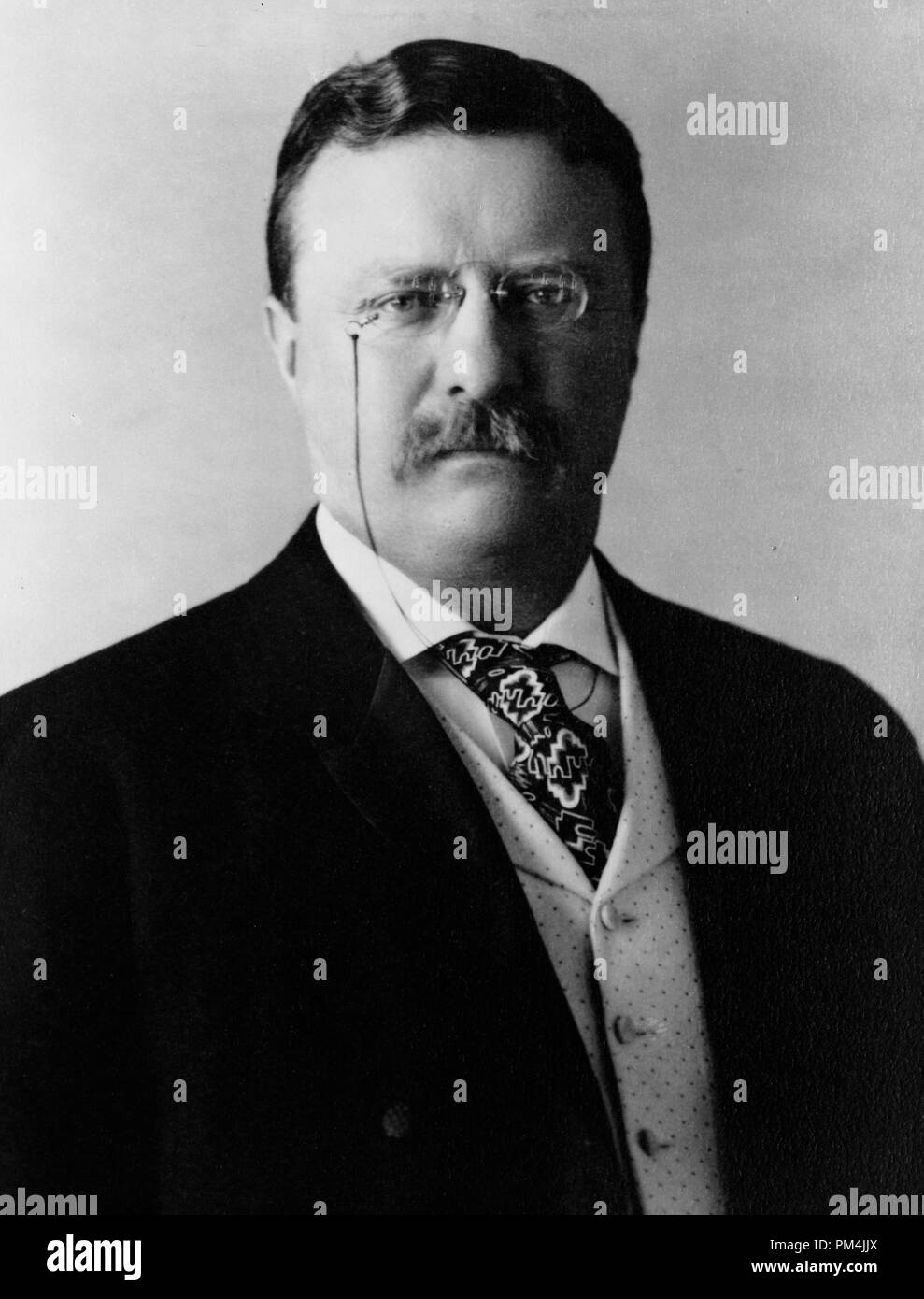 Theodore Roosevelt, testa e spalle ritratto, rivolto verso la parte anteriore, circa 1904 Riferimento File # 1008 001THA Foto Stock