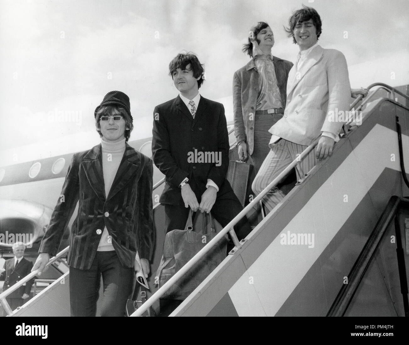 Beatles George Harrison, Paul McCartney, Anello Starr e John Lennon all'Aeroporto di Londra. Giugno 23,1966. Riferimento al file #1013_045 THA © CCR /Hollywood Archivio - Tutti i diritti riservati. Foto Stock