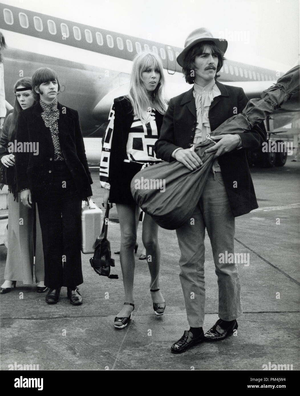 Beatles George Harrison e Ringo Starr lungo con tortino Boyd e Maureen,1968. Riferimento al file #1013_060 THA © CCR /Hollywood Archivio - Tutti i diritti riservati. Foto Stock