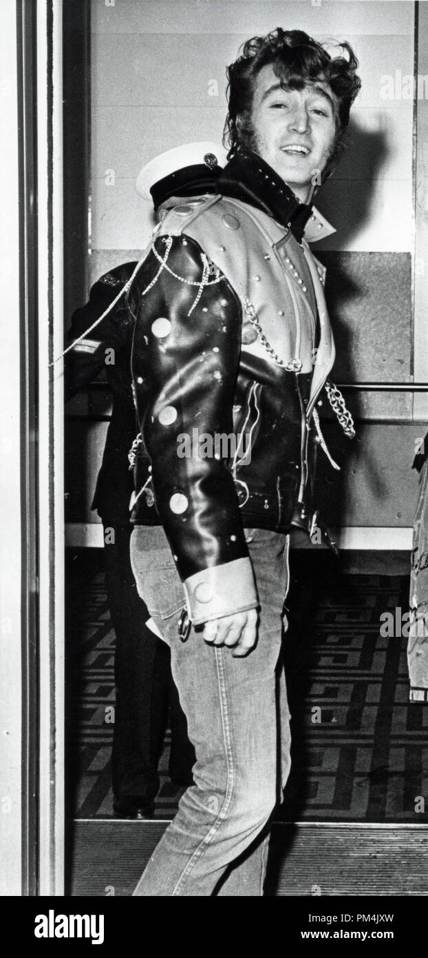 Beatle John Lennon che arrivano a una festa per il film, 'Magical Mystery Tour' per essere mostrato in televisione durante Chrsitmas,1967. Riferimento al file #1013 092 THA © CCR /Hollywood Archivio - Tutti i diritti riservati. Foto Stock