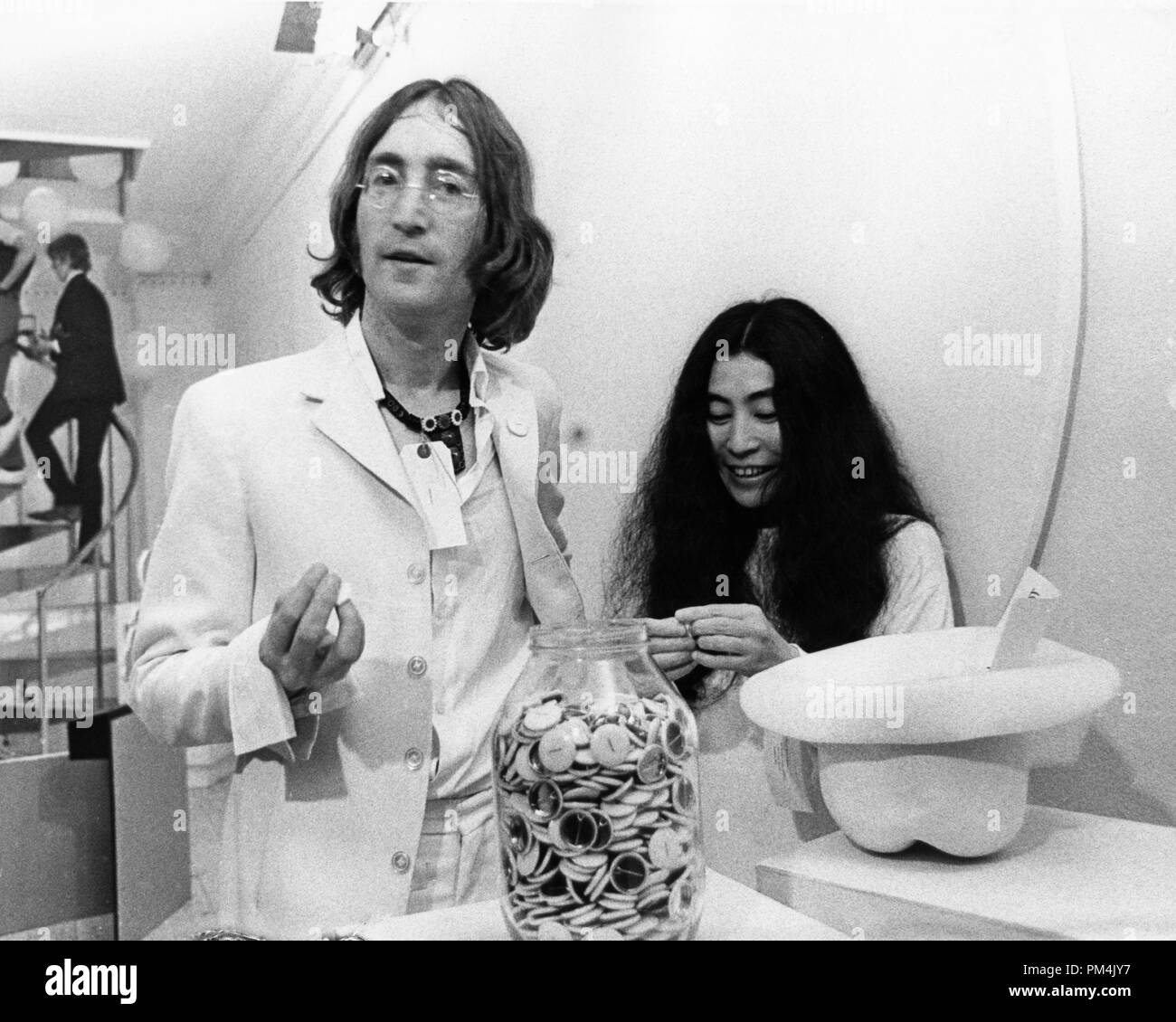 Beatle John Lennon e Yoko Ono a una mostra d'arte,1968. Riferimento al file #1013 099 THA © CCR /Hollywood Archivio - Tutti i diritti riservati. Foto Stock