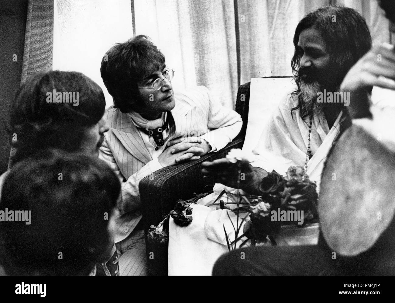 Beatles Paul McCartney, George Harrison e John Lennon durante la loro speciale udienza con il Mararishi Mahesh Yogi a Londra, agosto1967. Riferimento al file #1013 109 THA © CCR /Hollywood Archivio - Tutti i diritti riservati. Foto Stock