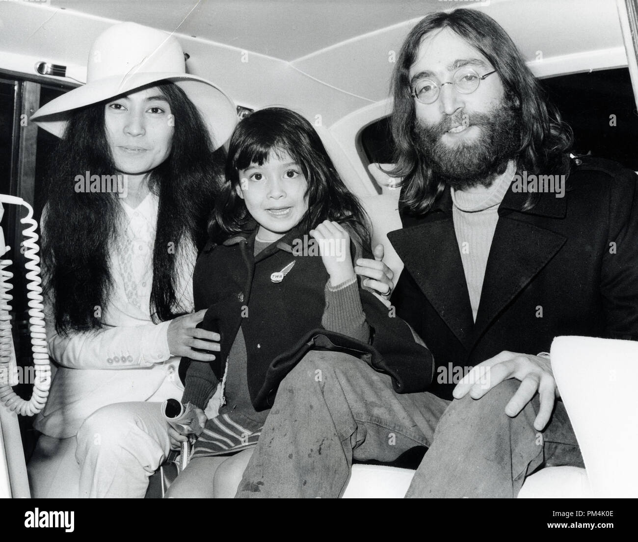 Beatle John Lennon con la moglie Yoko Ono e il suo bambino di sei anni Kyoko Cox,1969. Riferimento al file #1013 126 THA © CCR /Hollywood Archivio - Tutti i diritti riservati. Foto Stock