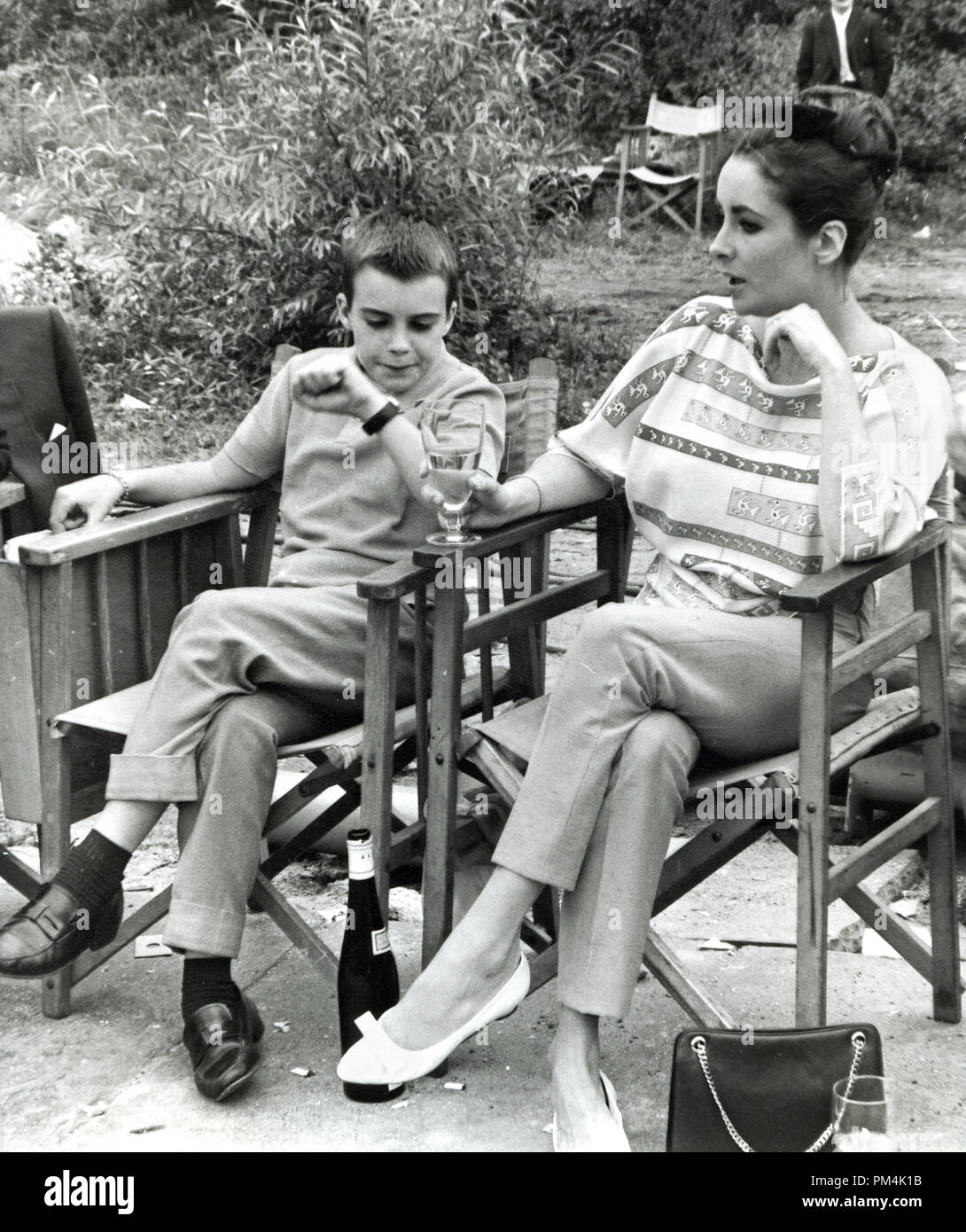 Elizabeth Taylor e il figlio Michael in attesa di Richard Burton a staccarsi dal set, agosto1963. Riferimento al file #1014 012 THA © CCR /Hollywood Archivio - Tutti i diritti riservati. Foto Stock
