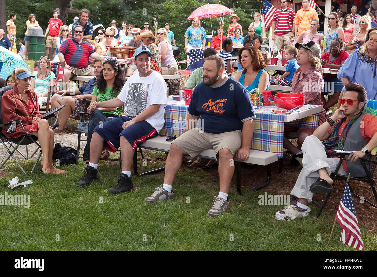Sally (Maria Bello), Roxanne (Salma Hayek), Lenny (Adam Sandler), Eric (Kevin James), Deanne (Maya Rudolph), Marcus (David Spade), e Rob (Rob Schneider) in Columbia Pictures' CRESCIUTO UPS. Foto Stock
