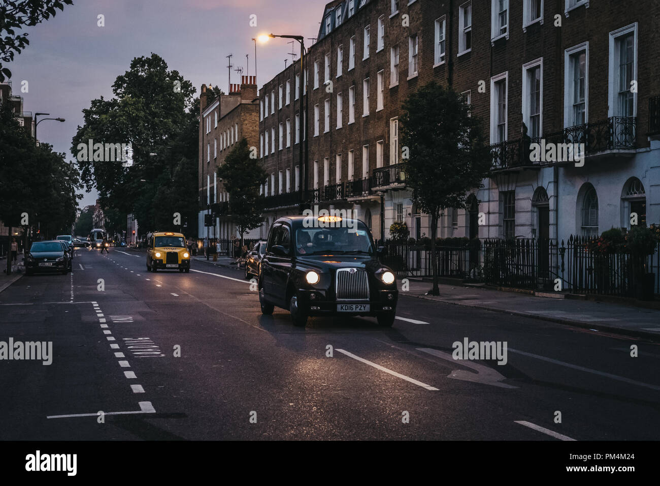 London, Regno Unito - 26 Luglio 2018: Black Cabs con illuminati segni di taxi su una strada di Londra, Regno Unito. A Londra i taxi sono una parte importante della capitale tran Foto Stock