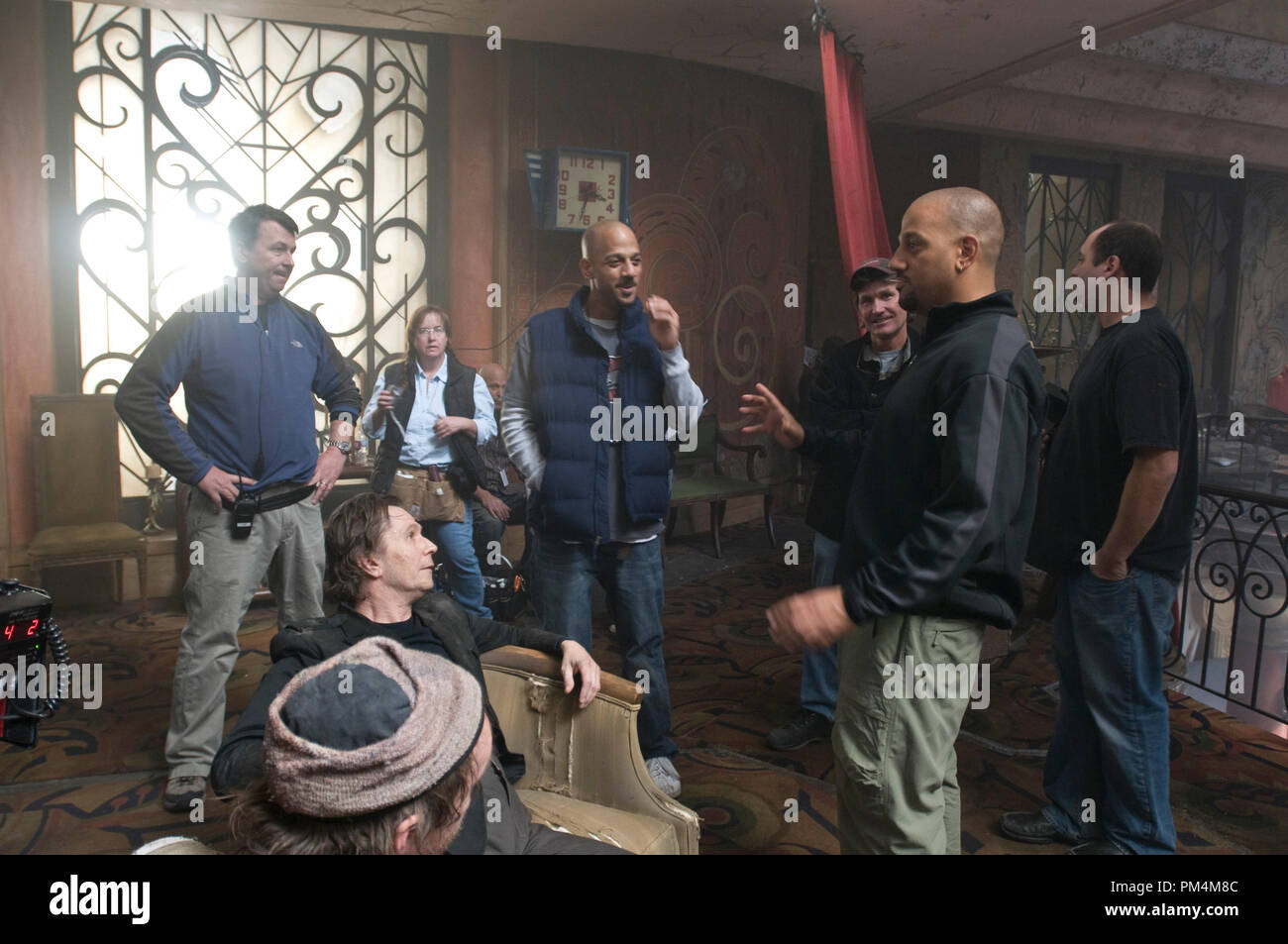 (L-r) primo Assistente Direttore Jeffrey J.P. WETZEL, Gary Oldman, Capo Dipartimento Parrucchiere GEORDIE SHEFFER, Direttore ALBERT HUGHES, direttore della fotografia DON BURGESS, Direttore ALLEN HUGHES e una fotocamera primo assistente NICK SHUSTER sul set di Alcon Entertainment avventura azione film "Il libro di Eli," un Warner Bros Foto di rilascio. Foto Stock